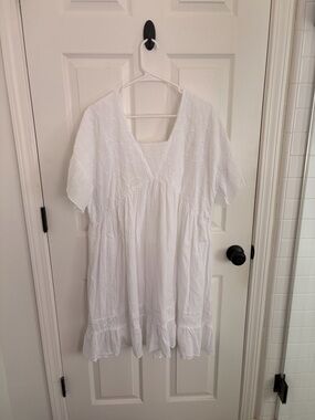 Kaktus White Cotton beach cover-up with Subtle Lace Trim
